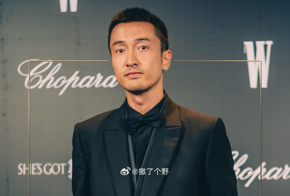 王传君能站到现在得感谢一个人不是他老婆，也不是徐峥，而是他的女儿。因为他一直