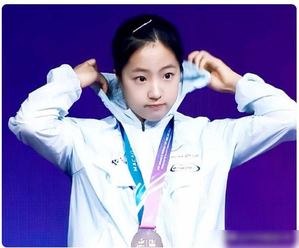 别再叫她什么“国民小跳蚤”了，我告诉你，这根本就是羞辱。那张人畜无害的娃娃脸