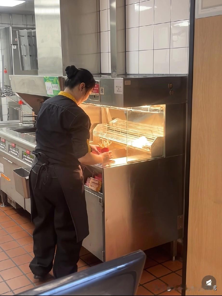 麦当劳薯条用称称重？这操作把我整懵了！今天去常吃的那家麦当劳，刚要点大薯