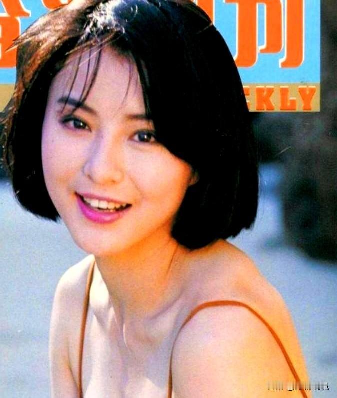2001年，李赛凤二婚嫁给了身价百亿的富商罗启仁，可结婚才6年，她就趁老公出差，