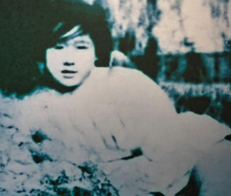 台儿庄战役中，一位连长被子弹击中倒地，女护士正准备营救时，一日军冲过来将连长砍死