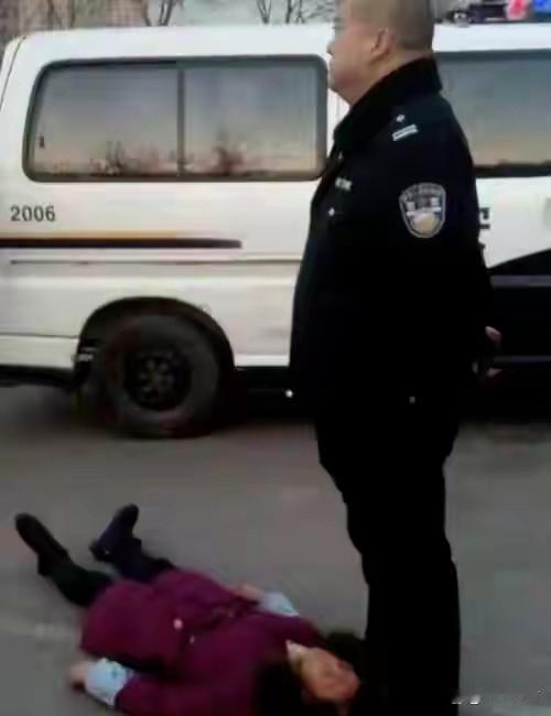 一根筋的警察丢了工作！20年前，有一个考公务员分到我们支队的同事，工作非常认真