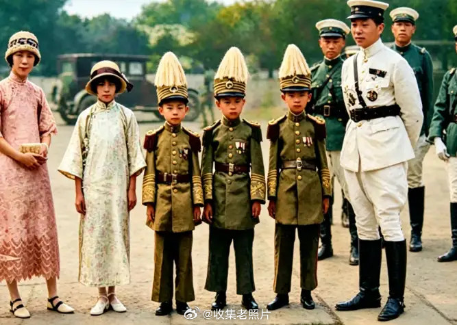 1927年，少帅张学良带着三个儿子（长子张闾珣、次子张闾玗、三子张闾琪）视察奉军