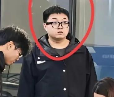 杭州开新车撞倒男销售的小伙，戴了副眼镜，很年轻，像刚毕业的学生。事情发生后，眼神