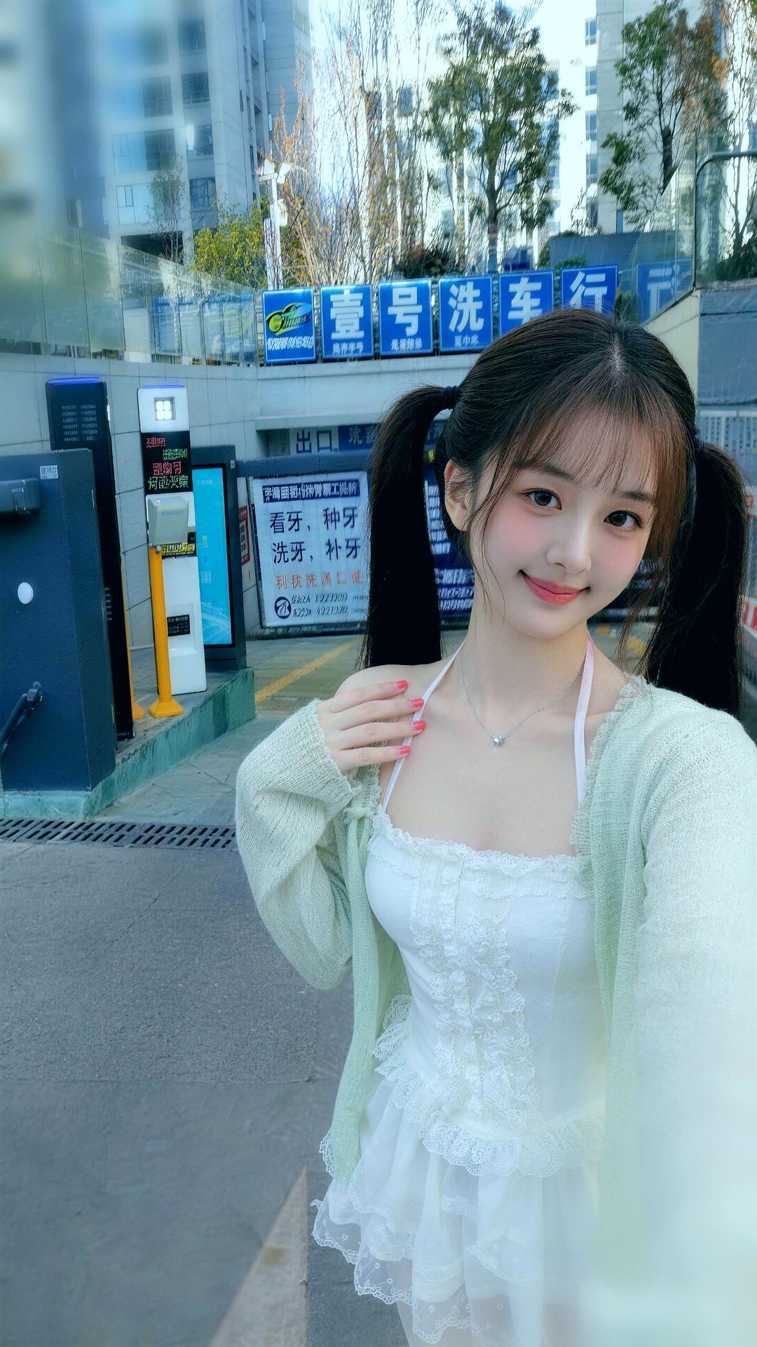 春风拂面笑，花影映人娇。