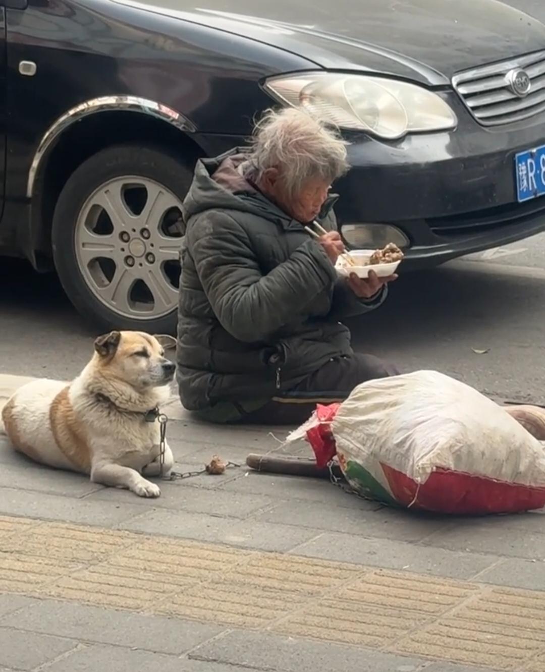 世界破破烂烂，总有人缝缝补补今天去超市买东西，看到了这么感人的一幕，老奶奶穿的