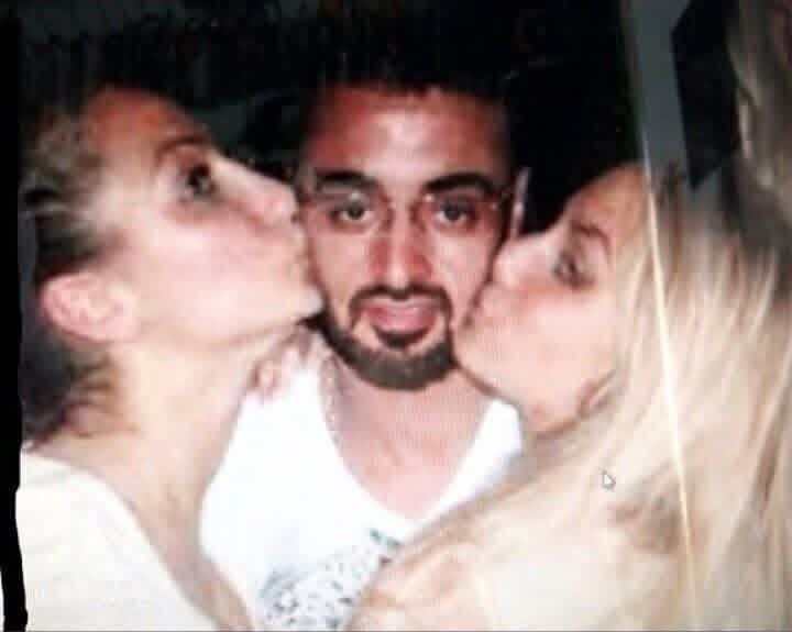 爱泼斯坦案-阿联酋酋长谢赫·穆罕默德·本·扎耶德，与未成年女孩在一起。爱泼斯