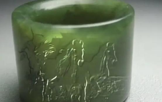 故事：一天，嘉靖帝指着一枚有裂缝的玉扳指，问到：“怎样完美？”一名玉匠答：“我能