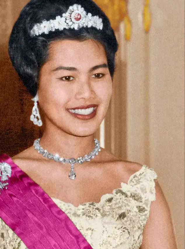无论是西拉米，还是苏提达，或者诗妮娜，都不如王太后诗丽吉尊贵，连出轨侍卫都能被宽