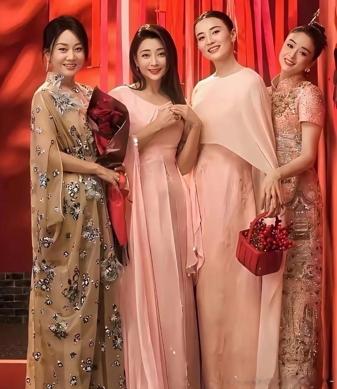 蒋欣，被挤在了角落里，她是这四大美女里，身材最瘦，脸最小旳一个​​​