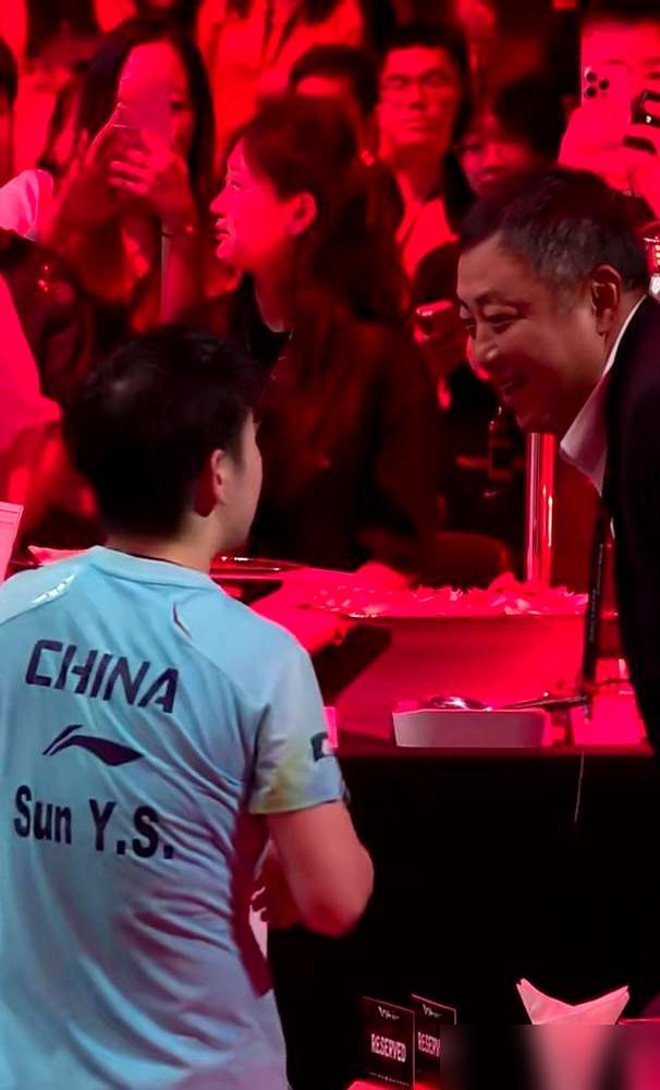 刚刚干掉日本一姐，马琳竟然推着孙颖莎一路小跑，直奔看台那个男人的位置。面对