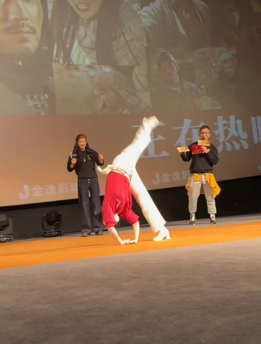 电影《镖人》为了宣传也是够卖力气了。在深圳站路演现场，演员熊瑾怡穿着高跟鞋为现