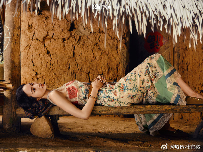张钧甯和黎族阿婆牵手张钧甯和黎族阿婆拍杂志杂志的创意真的是太十足了吧，看到张钧