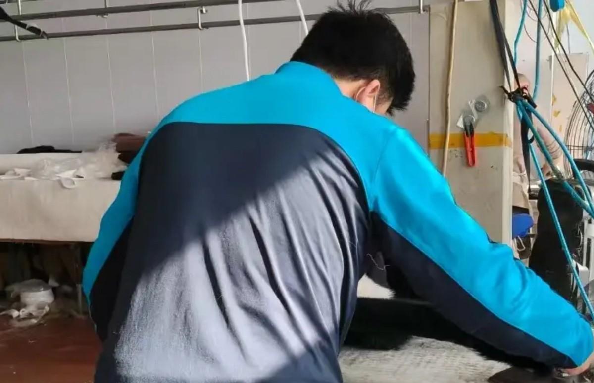 人长得好看有什么用？当钱不够花的时候，屁用没有。我们厂里那个裁剪工，一米八的