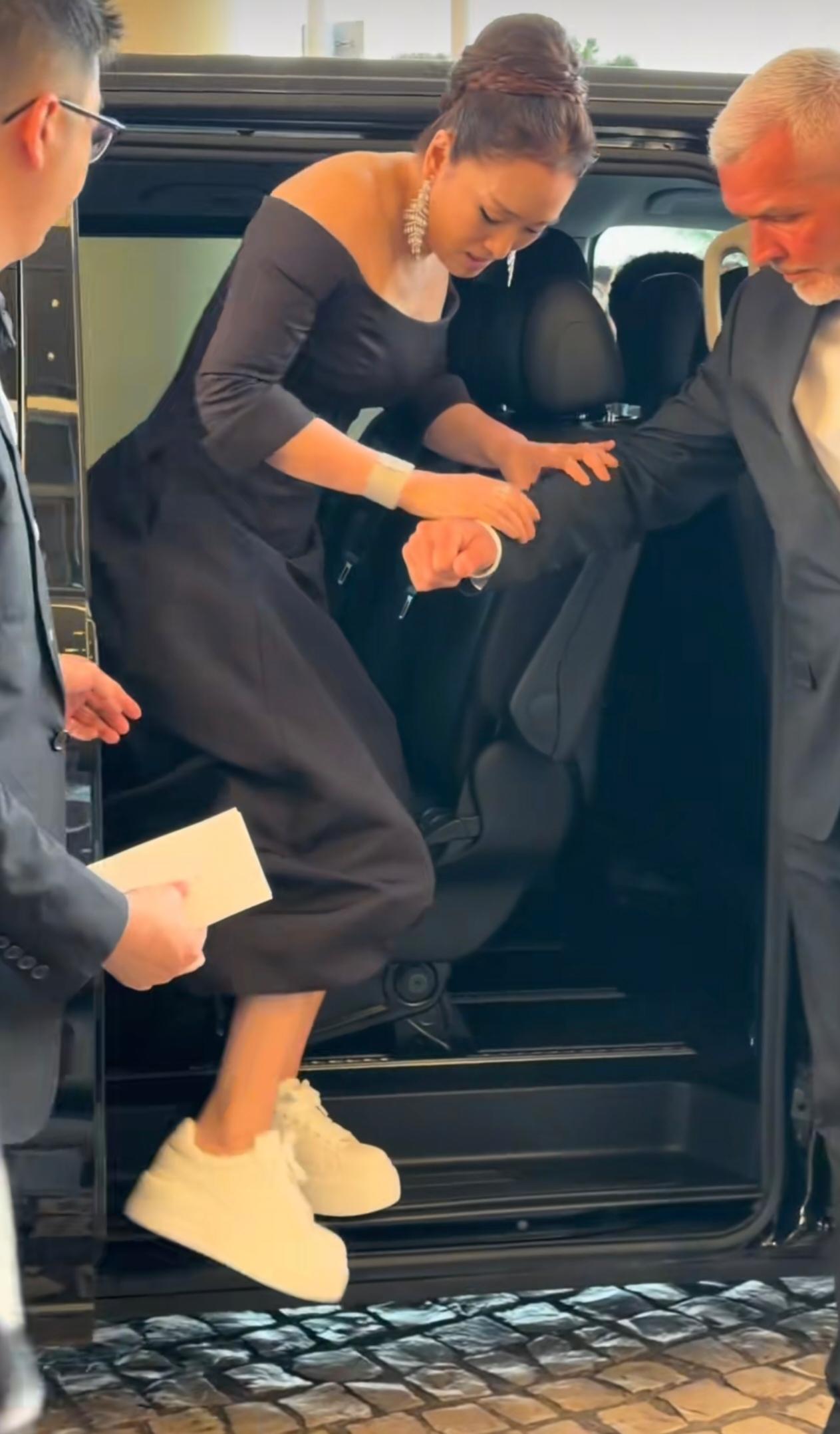 谁能相信巩俐已经60岁了啊！原生镜头下状态直接碾压一众女星！脸
