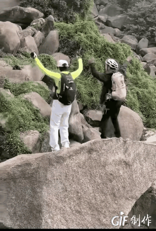 注意看这位穿着黄色上衣的女驴友，约了几个人去南昌一个景区爬山，遇到一处满是大石头