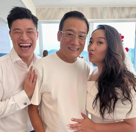 梁家辉与女儿、女婿在一起的温馨画面。梁家辉与女儿和女婿的一张合影，梁家辉对女婿很