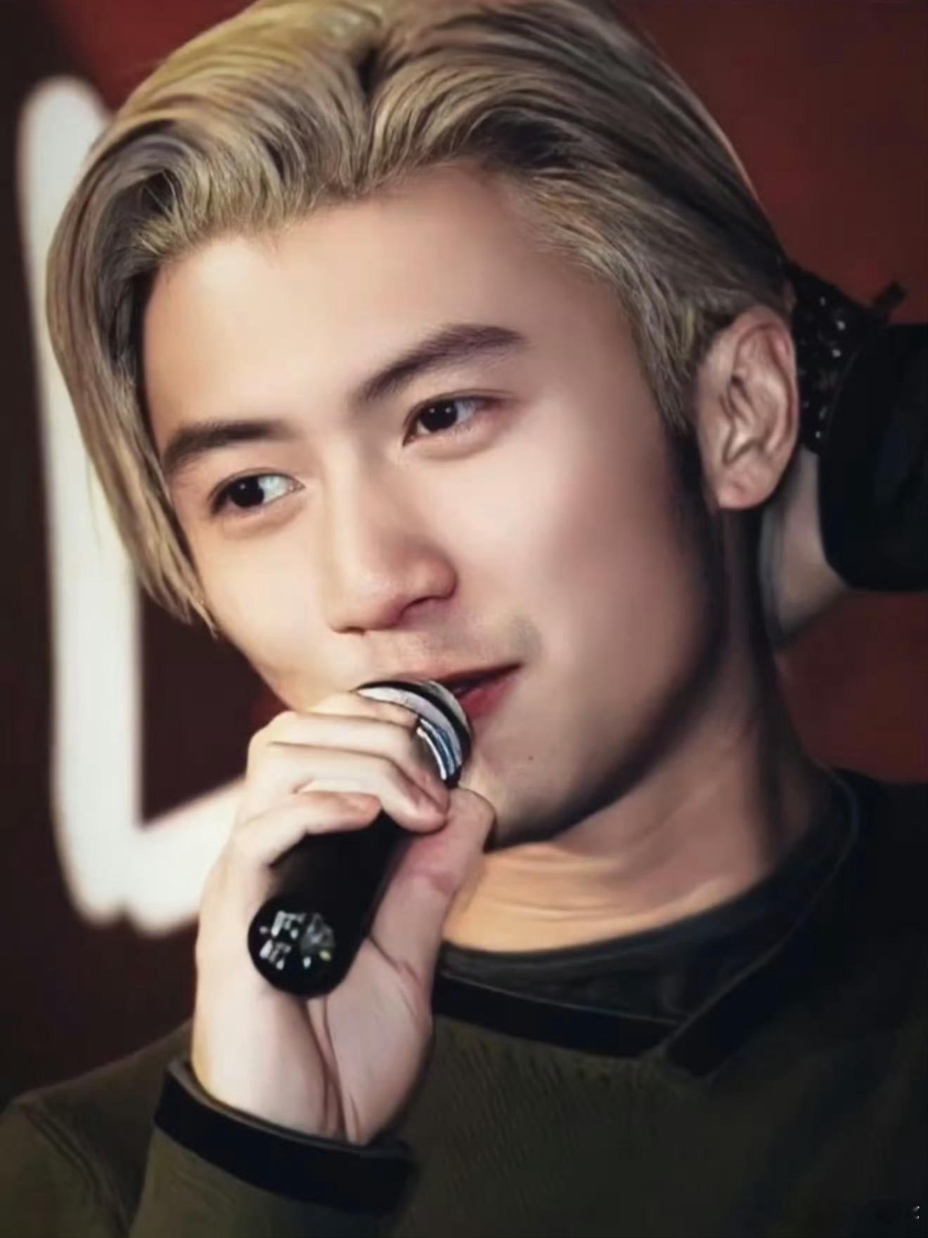 谢霆锋复刻了23年前的自己谢霆锋这操作，简直绝了！23年后竟复刻当年白金发色搭眼