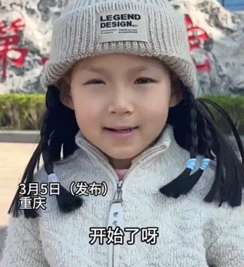 看哭了，重庆，一患癌小女孩去医院复查后结果不好，妈妈为了让孩子开心一点，便谎称她