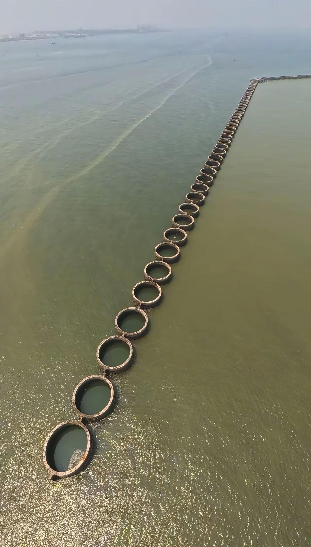 海上的圆形结构很独特由数十个大型预制混凝土环形构件首尾相连，在海面延伸出极长的直