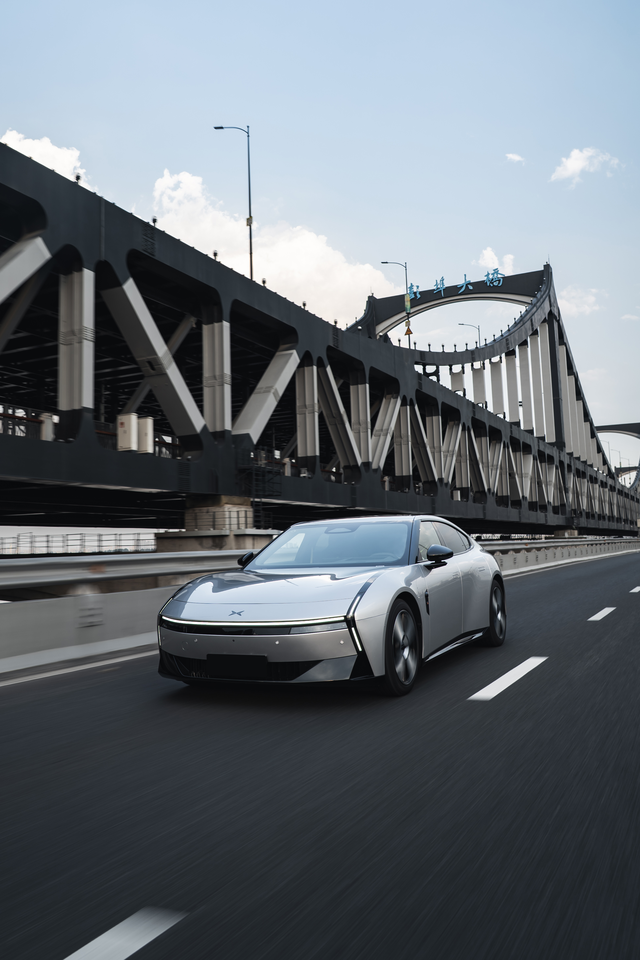 小鹏p7-好像拖鞋啊有点难以形容这个造型，不知道是丑还是好看，各位觉得呢