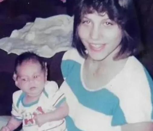 [点赞]1963年，一名16岁的美国少女意外怀孕。不久，便与17岁的男友结婚，