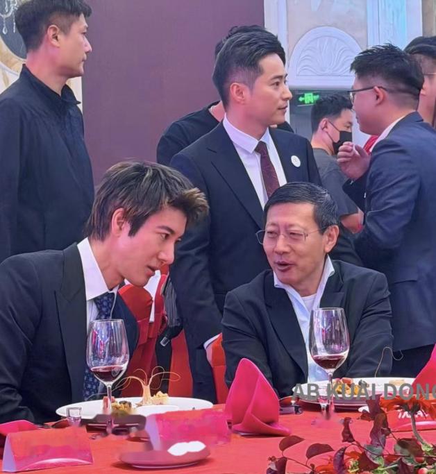 宇树科技今天上市，中午的答谢午宴设在上海浦东香格里拉，宴上三个名字凑到了一起：王