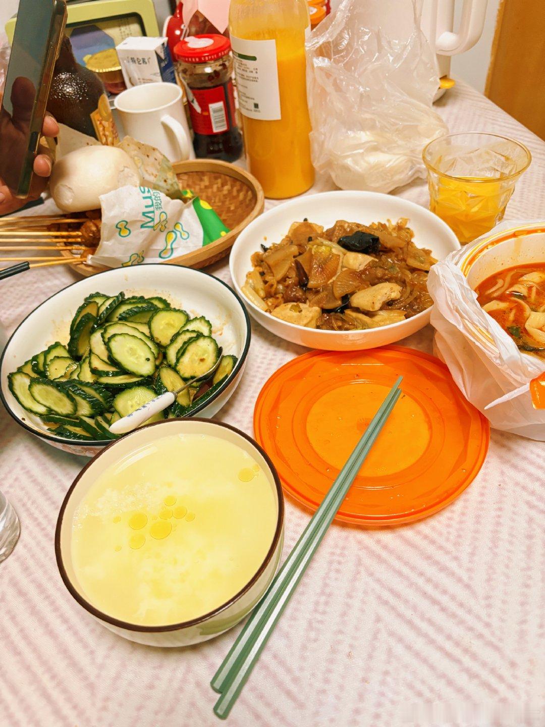 中午闺女想吃杂烩菜还是让她出去遛狗买菜用老姐送的牛肉丸子炖的说实话这丸子真不行全