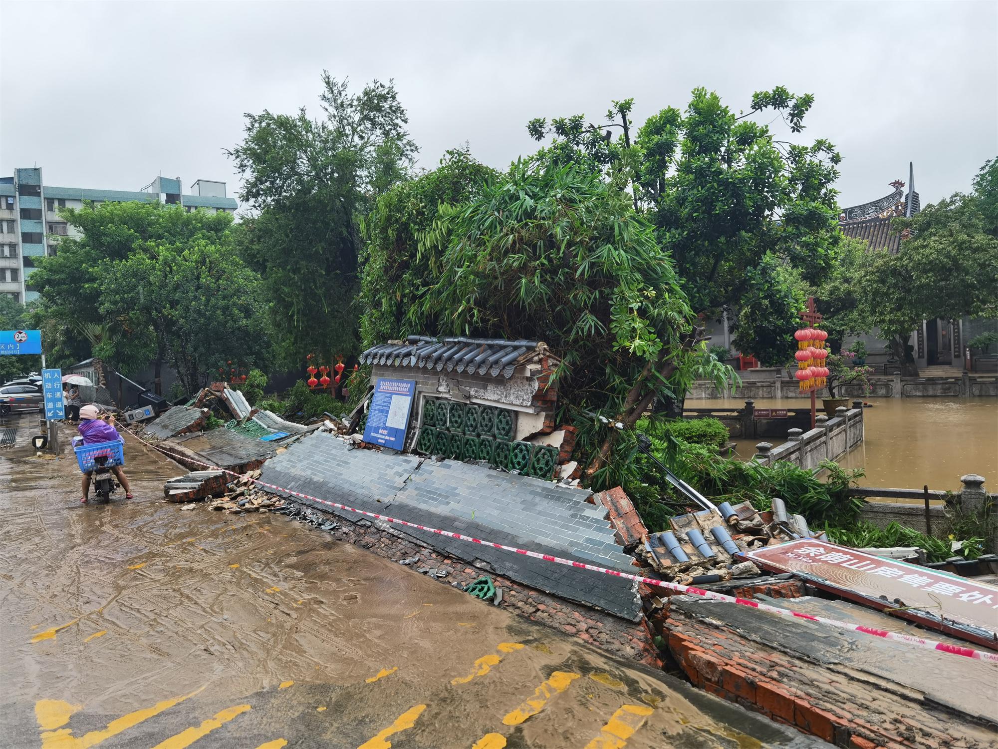 <em>余荫山房</em>部分围墙被雨冲塌,文物是否受损?景区回应