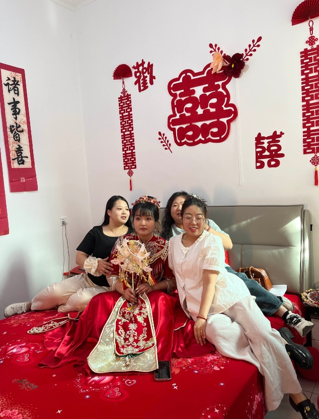 我女儿出嫁，我不要彩礼。亲家硬要给，我就说随你意吧。然后听我闺女说给了六万，我也