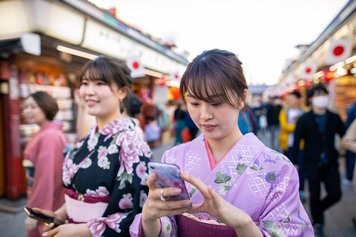 中国由于去日本航班取消，在日本旅游的人回不来。这个一点都不用可怜他们，上海不是有