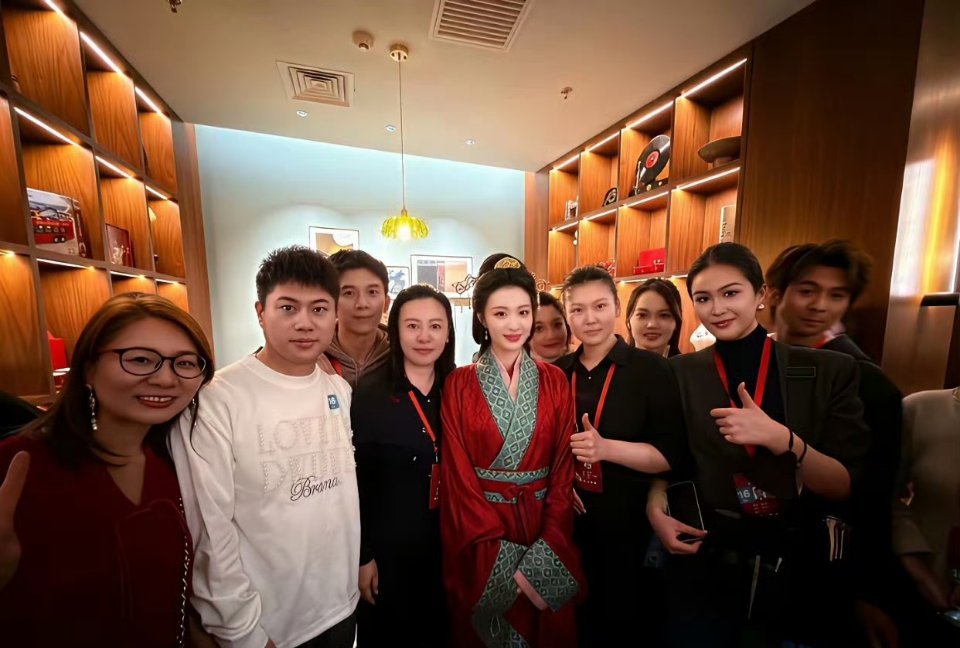 明星和普通人的区别挺大的，怪不得被称为小刘亦菲