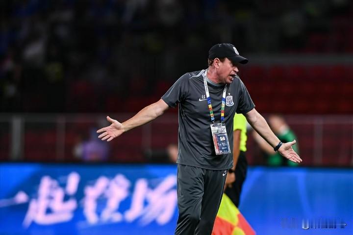 继韩鹏下课之后，申花主帅斯卢茨基因战绩滑坡也主动辞职。接下来还有谁的帅位岌岌可危