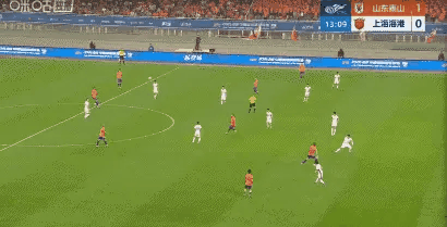 海港球员把球铲给谢文能，这球居然判越位？VAR只是摆设吗？这球是海港球员踢到谢