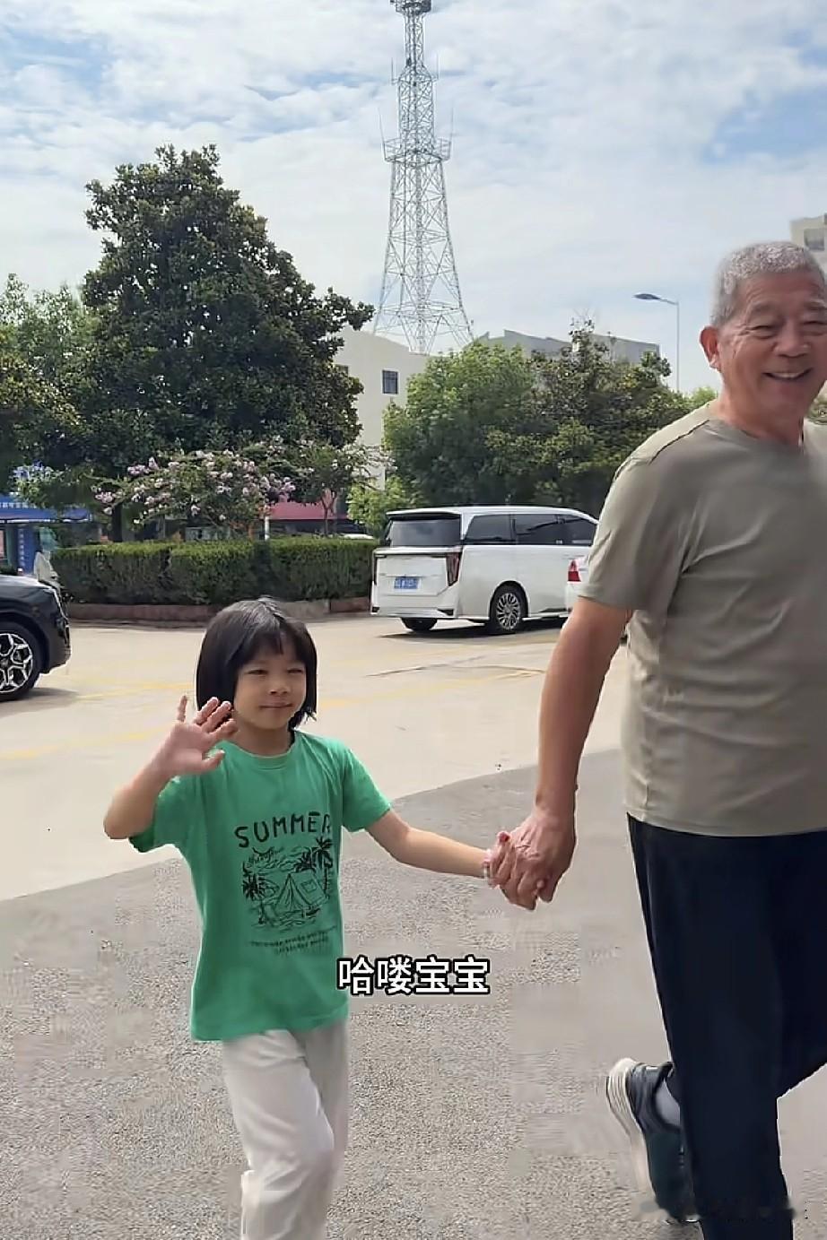 黄维平回山东老家，被网友偶遇。把瘫痪的老伴一个人留在南宁，他带着天赐回到了山