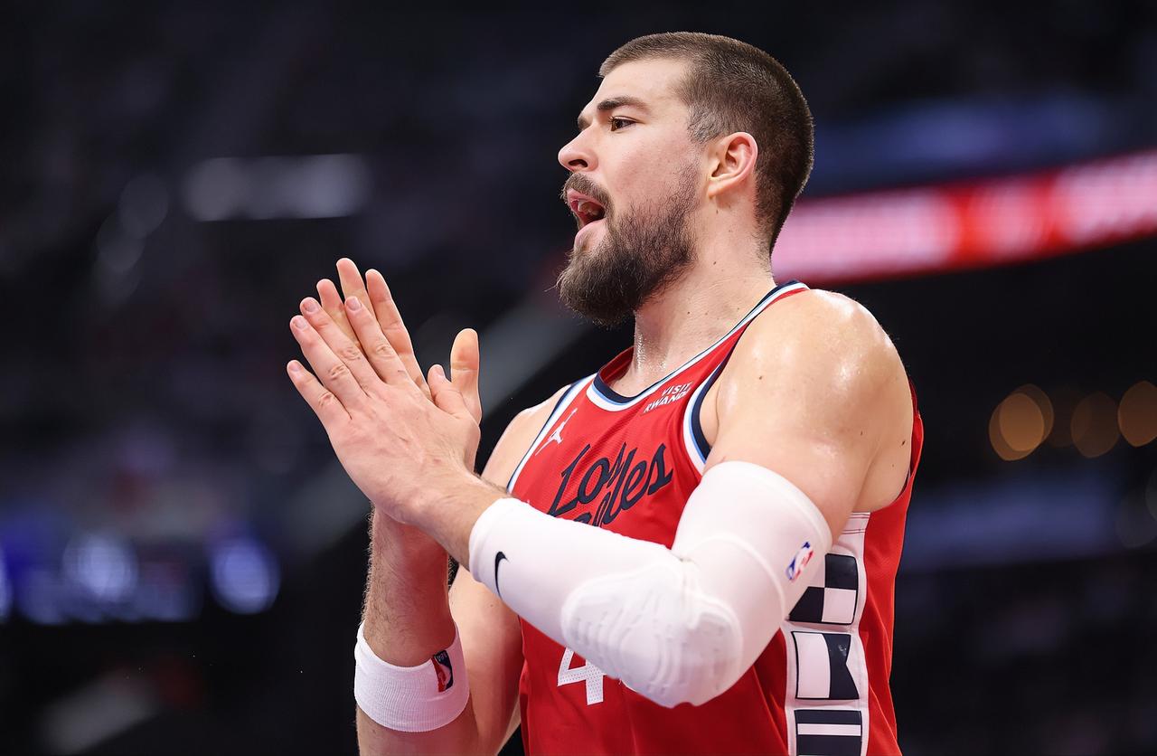 小卡：登哥，听说快船对交易祖巴茨要价很高啊？想得到顶级年轻球员+大量选秀权？？