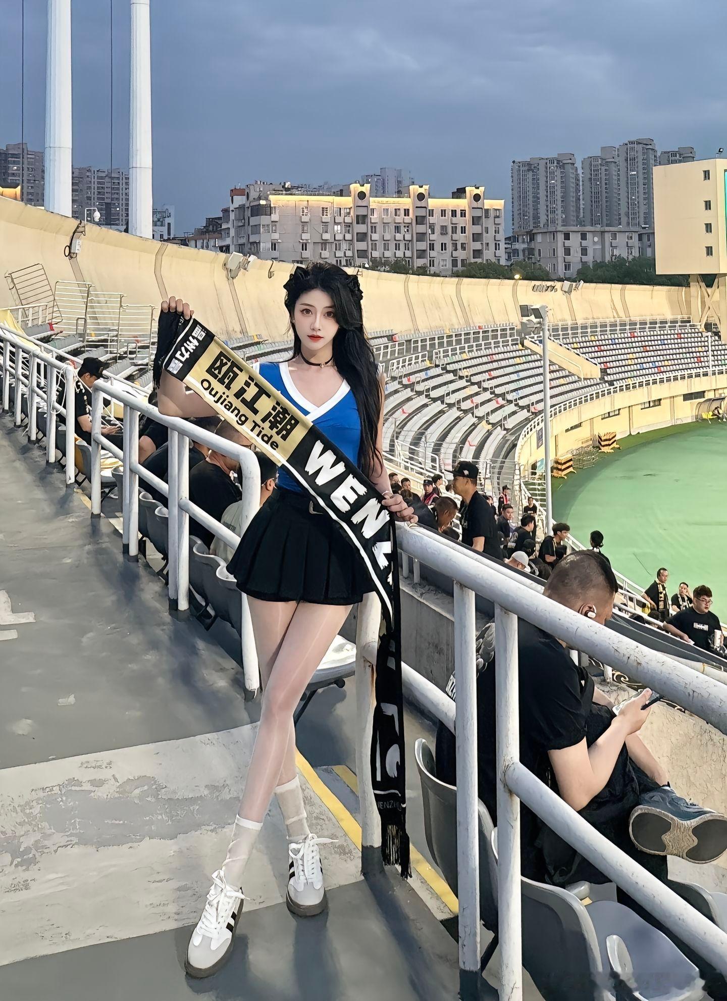 热爱足球的丝袜少女运动风～​​​