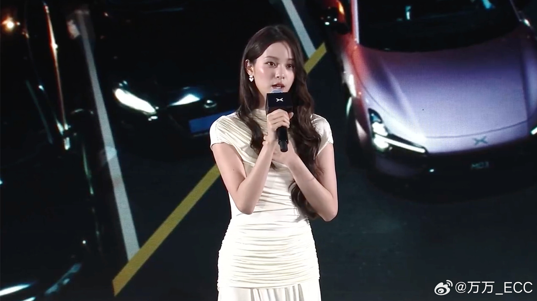 欧阳娜娜，大概真是这几年车企签下“投入产出比”最高的明星之一。她身上的年轻感和社