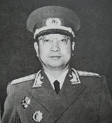 毛主席走到陈赓身边说“怎么样？跟着我比跟着蒋介石有出息吧，跟着他干不一定能封上大