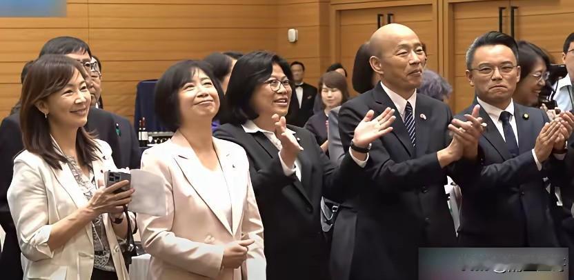 韩国瑜们终于见到了日爹，你看他们那一脸献媚的笑容，恐怕见了亲爹也不会有吧？