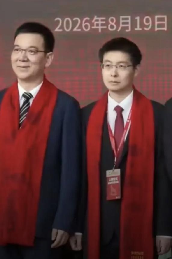 看到他那严肃的表情，就让人想起那深不可测的资本市场。这或许也是他即使宇树科技上市
