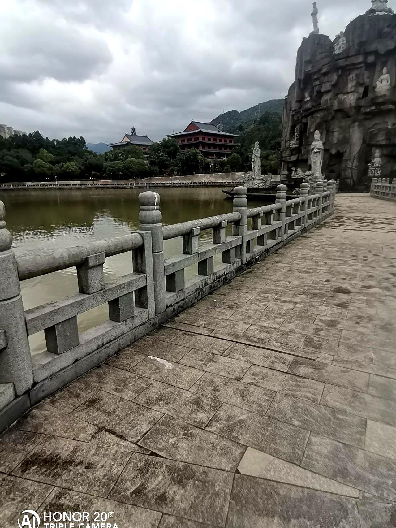 看到这段吐槽时脑袋“嗡”的一下：奶粉、尿不湿、看病钱，全让我妈掏；我爸妈退休金合