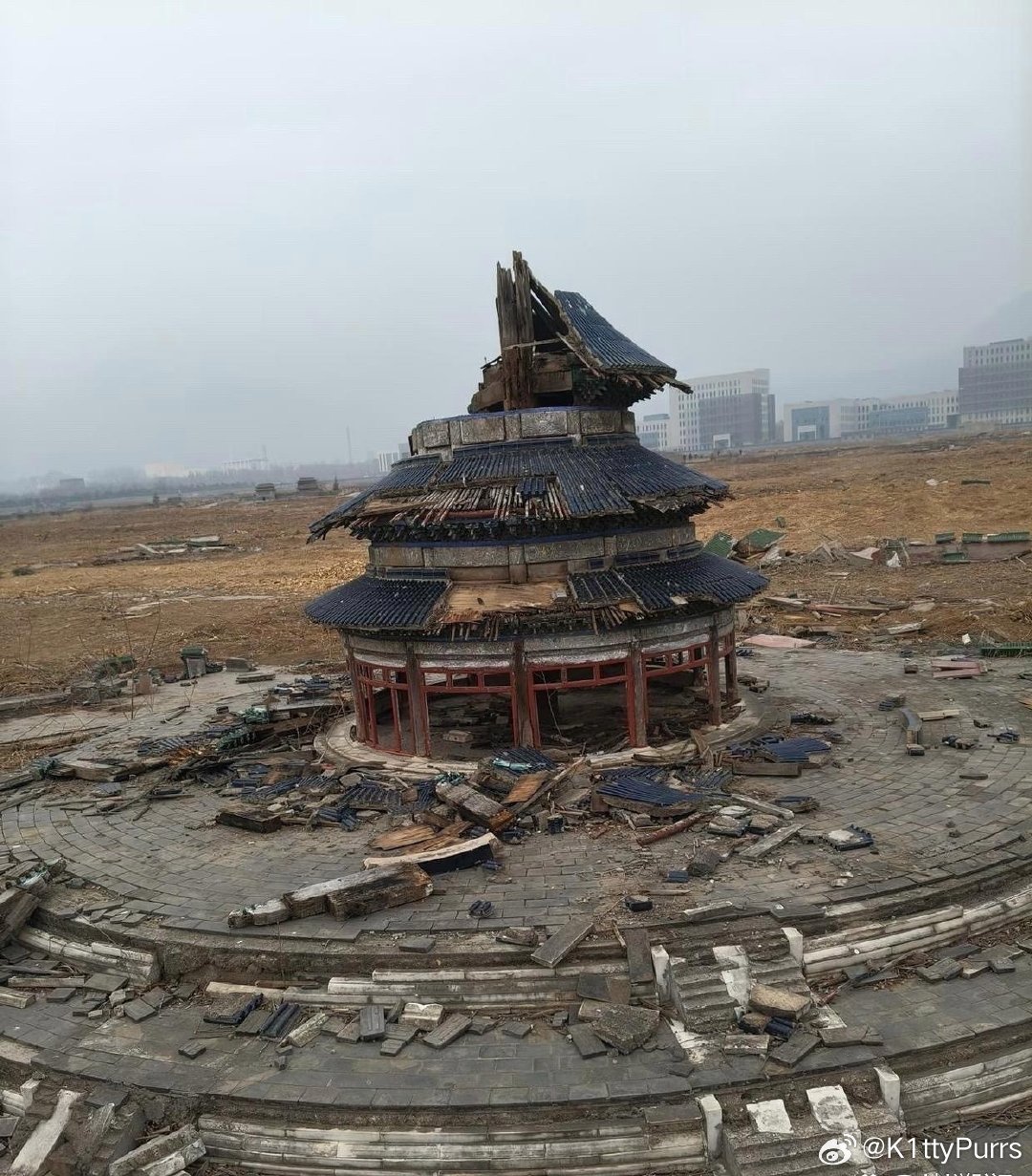 故宫要是长期没人修，大概也就这副模样了吧。