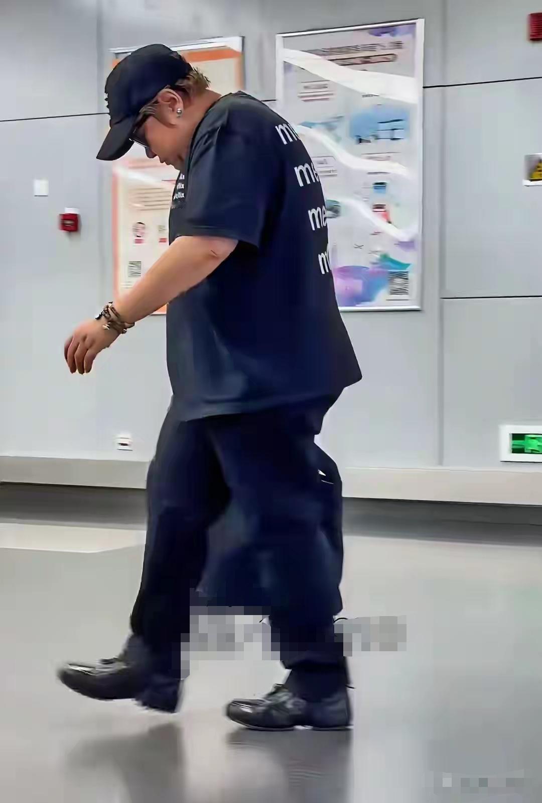 现在的韩红再没有以前那么风光了，走起路来脑壳垂得低低的，生怕路人看见了。以前