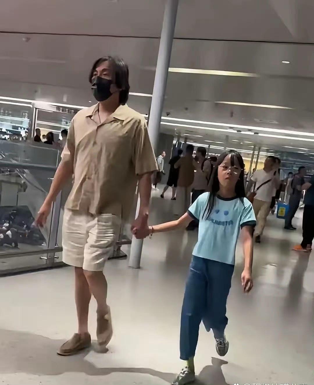 伊能静太难了，美了一辈子生了两个娃，无奈儿子女儿都随爸！伊能静的颜值和气质放