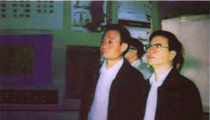 2000年7月，吴邦国同志参观贵州息烽集中营革命历史纪念馆的场景。息烽集中营被称
