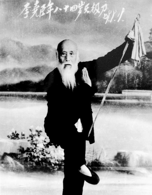 1942年，武术大师李尧臣遭出卖，落到日军手中，日本高手武田西想要与其比试一番，