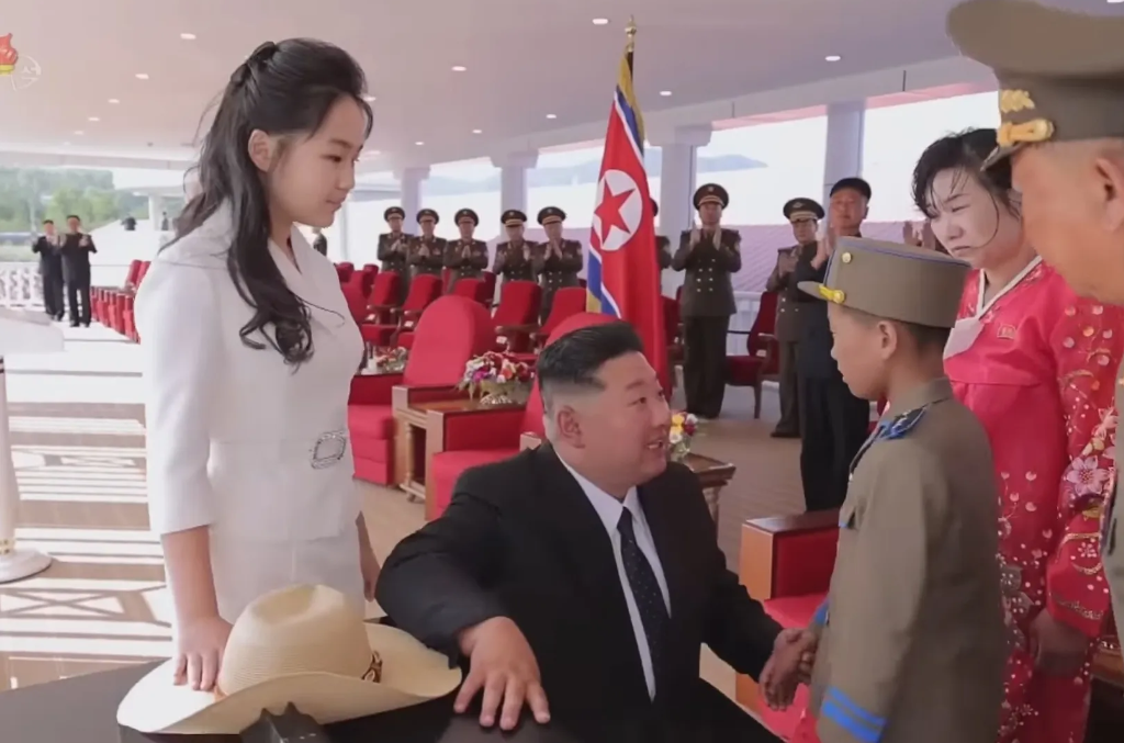 这个被将军蹲下身子亲自接见的小男孩注定前途一片大好啊。在罗津造船厂举办的姜健号