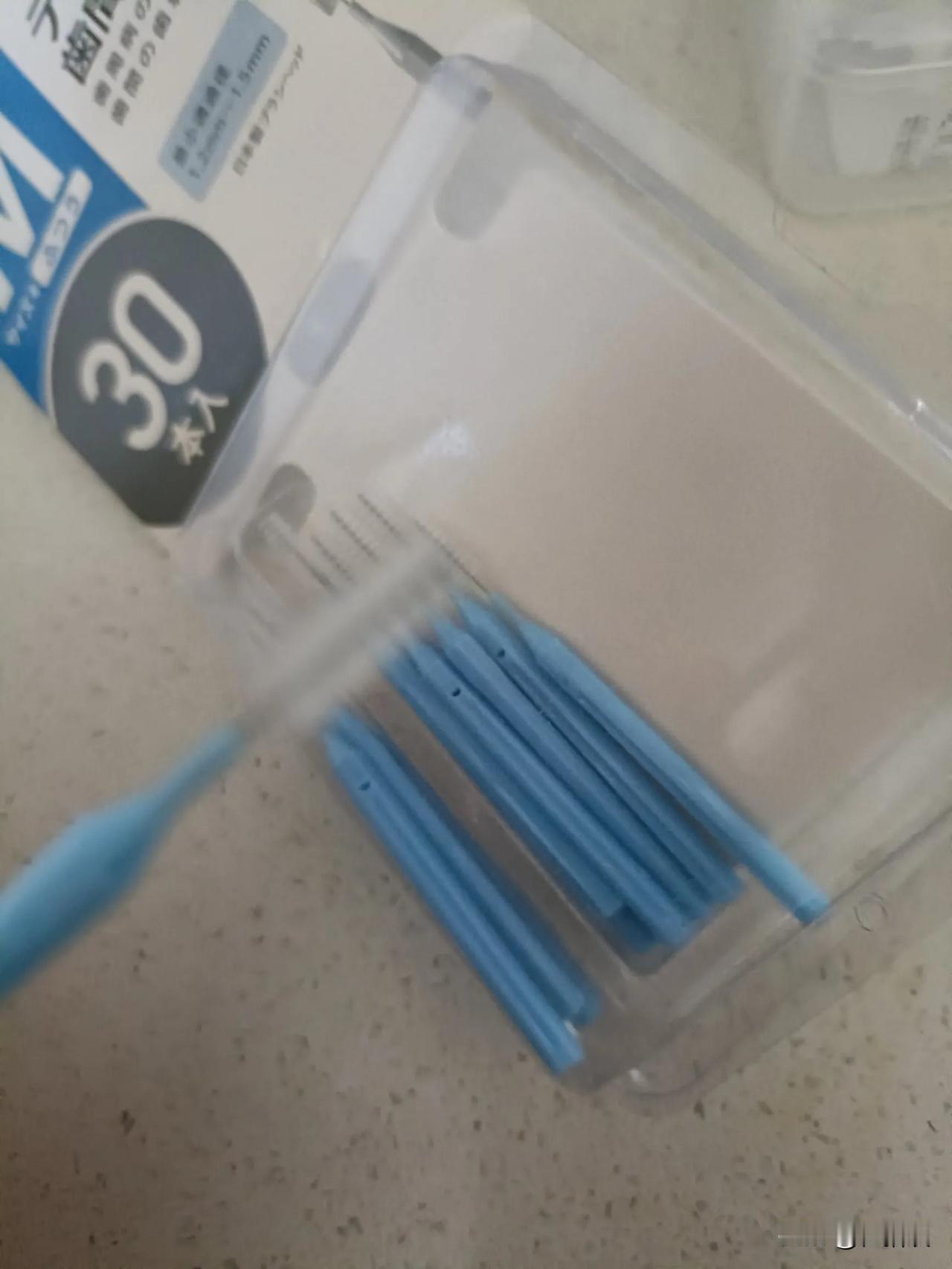 你们剔牙用牙签还是牙线，还是牙缝刷？不怕你们笑话，买的牙线，我不会用，里面的牙