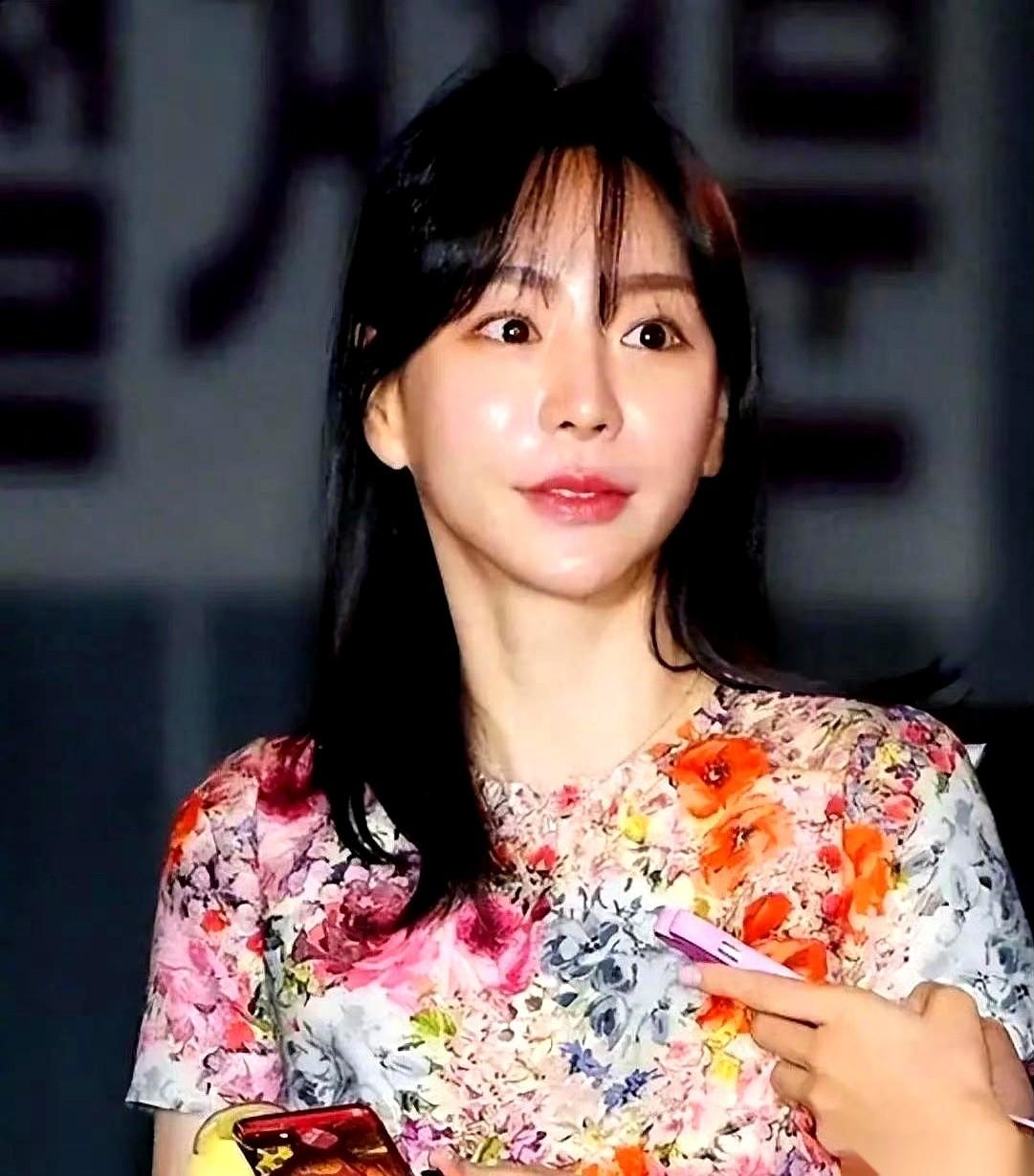 真TM魔幻。一个曾经要嫁给顶级男星的财阀千金，韩国南阳乳业的亲孙女，你猜她现在